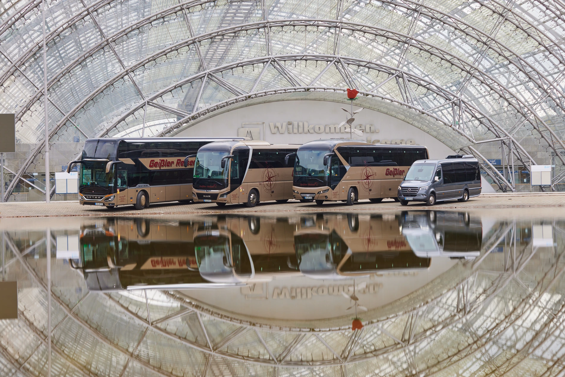 Geißler Busflotte in der Glashalle